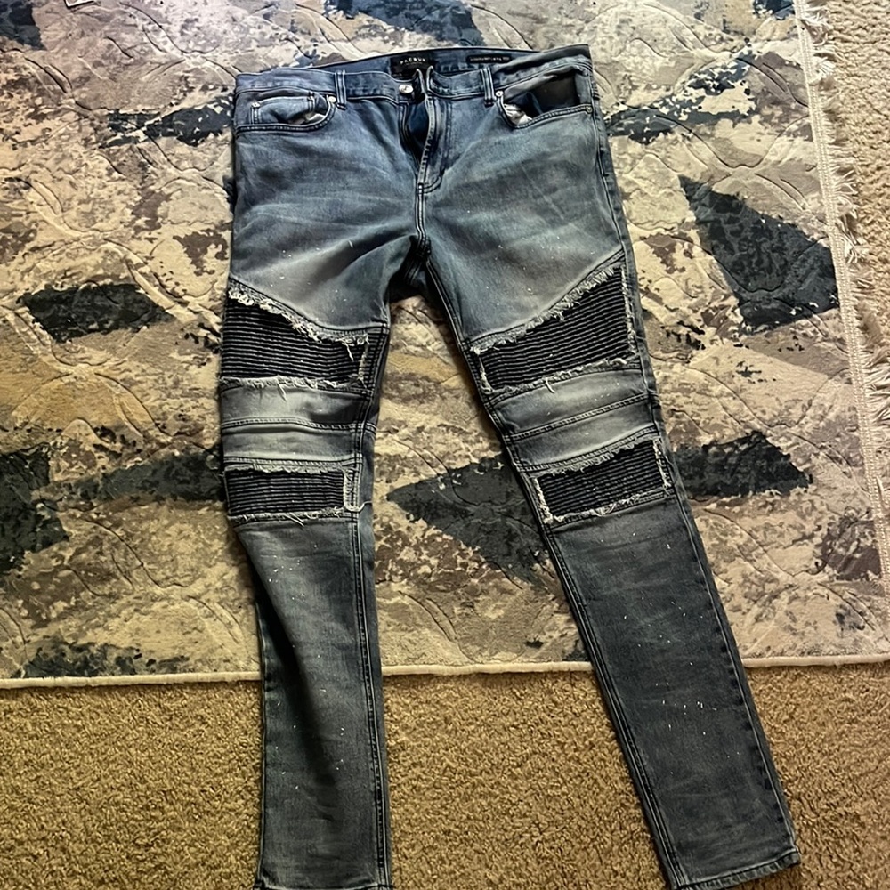 Pre-owned. This is great condition with no wear or tear.